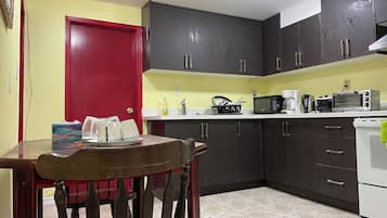 Economy-Doppelzimmer | Gemeinschaftsküche | Großer Kühlschrank, Mikrowelle, Ofen, Herdplatte