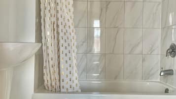 Duschwanne, Regendusche, Haartrockner, Hausschuhe