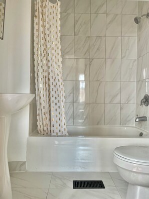 Duschwanne, Regendusche, Haartrockner, Hausschuhe