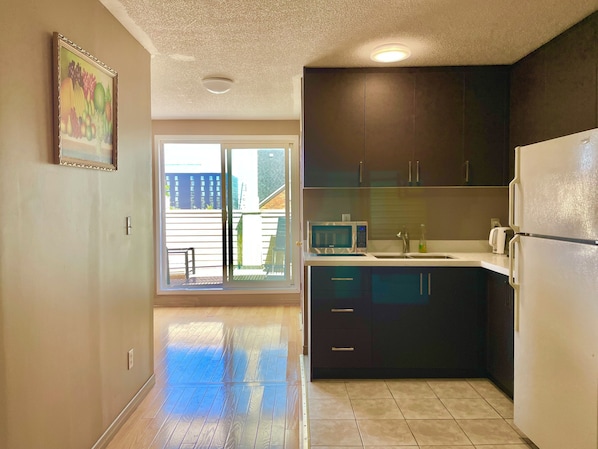 Standard Room | Minibar - Quiet Room Around York University Subway (Toronto)