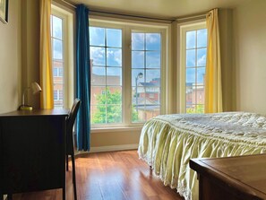 Standard Room | Egyptian cotton sheets, premium bedding, down comforters, pillowtop beds - Quiet Room Around York University Subway (Toronto)
