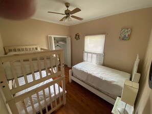 4 bedrooms, iron/ironing board, WiFi