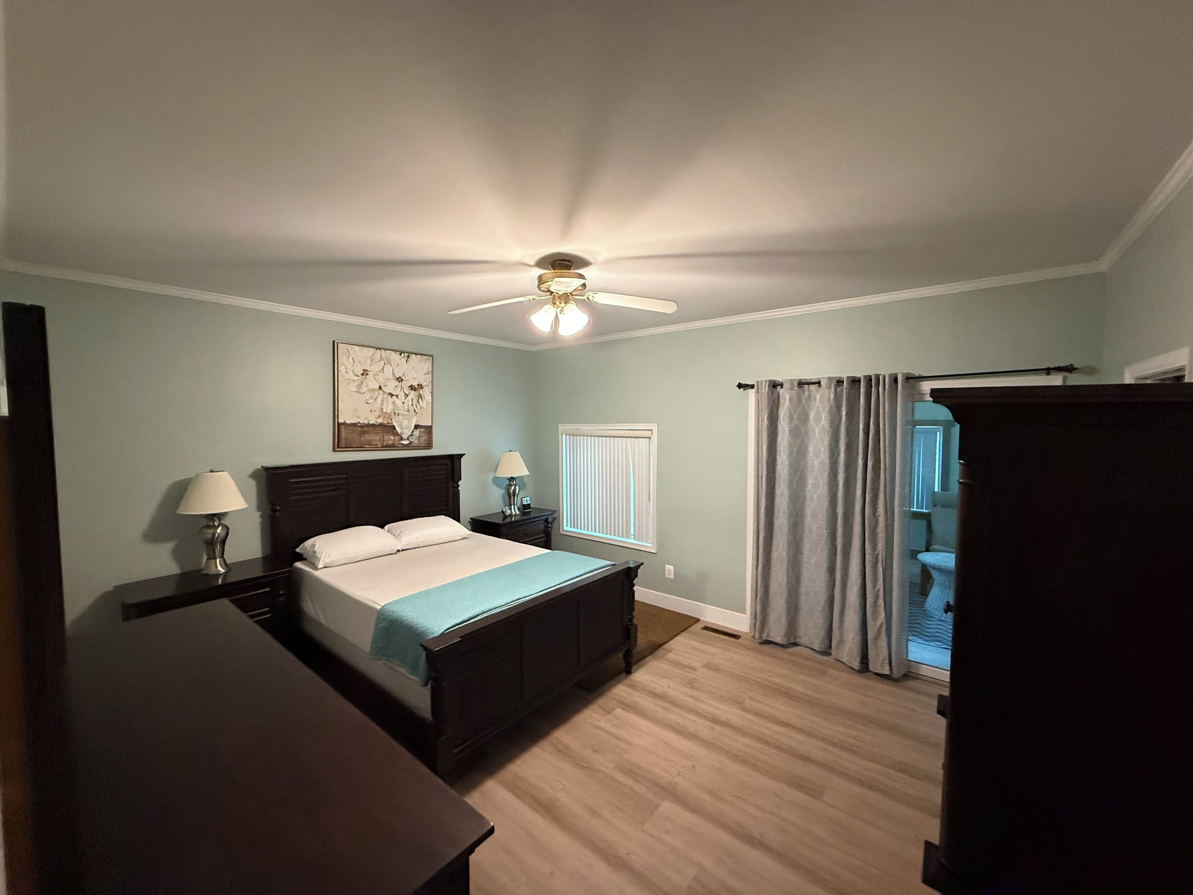 4 bedrooms, iron/ironing board, WiFi