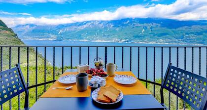 melograno: with stunning lake view