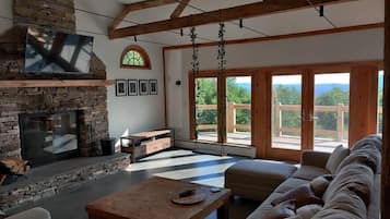 Smart TV, fireplace, books, stereo