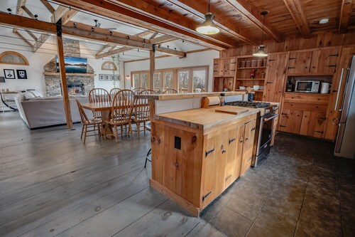 Chalet récemment rénové avec une vue imprenable, plafond voûté, à 5 minutes de Stratton!