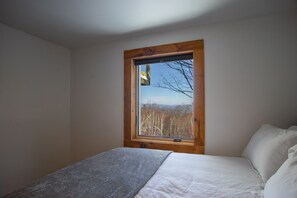 4 bedrooms, desk, iron/ironing board, travel cot