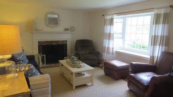 Nhà, nhiều giường, sân hiên, quang cảnh vườn | Phòng khách | TV