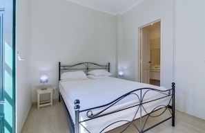 2 bedrooms, in-room safe, iron/ironing board, free WiFi