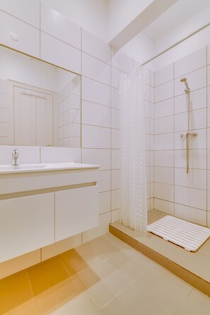 Bathtub, hair dryer, towels