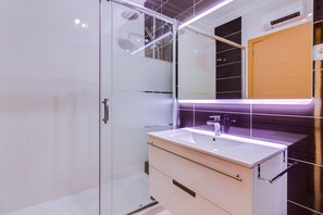Dusche, Haartrockner, Handtücher