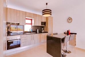 Kjøleskap, mikrobølgeovn, ovn og oppvaskmaskin