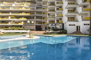 A modern hotel with a swimming pool, multiple balconies, and a well-maintained garden. - Varandas do Sul - Near the Vilamoura Marina (Vilamoura)