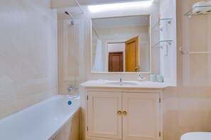 Baignoire, sèche-cheveux, serviettes fournies
