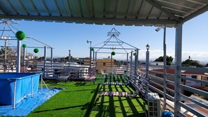 Terraza al aire libre con vistas a edificios y una estructura de líneas eléctricas.