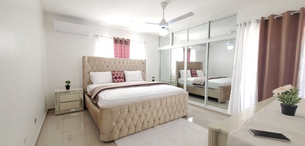 3 quartos, cofres nos quartos, escrivaninha