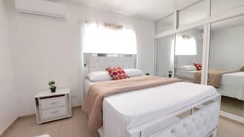 3 makuuhuonetta, tallelokero huoneessa, työpöytä, silitysrauta/-lauta