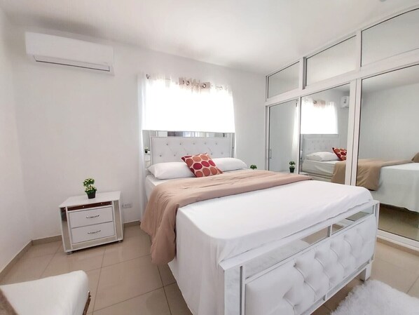 3 makuuhuonetta, tallelokero huoneessa, työpöytä, silitysrauta/-lauta