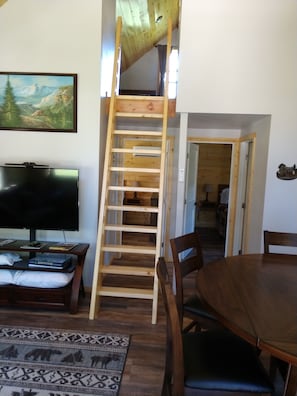 Interior - Beautiful cabin close to Glacier Park, Flathead Lake & Whitefish Mountain. (Columbia Falls)
