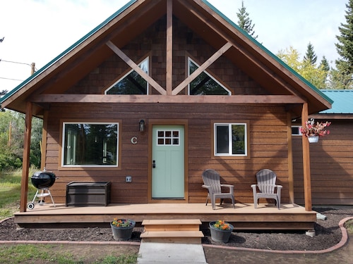 Beautiful cabin close to Glacier Park, Flathead Lake & Whitefish Mountain.