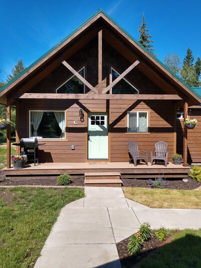 Beautiful cabin close to Glacier Park, Flathead Lake & Whitefish Mountain.