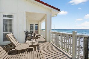 Property grounds - Villa Palazzo - Huge Gulf Front Home with Private Pool, Golf Cart & Luxury Amenities (Destin)