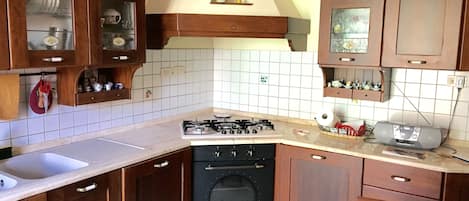 KĂŒhlschrank, Ofen, Herdplatte, GeschirrspĂŒler