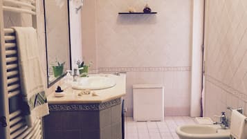 Duschwanne, Haartrockner, Bidet, Seife