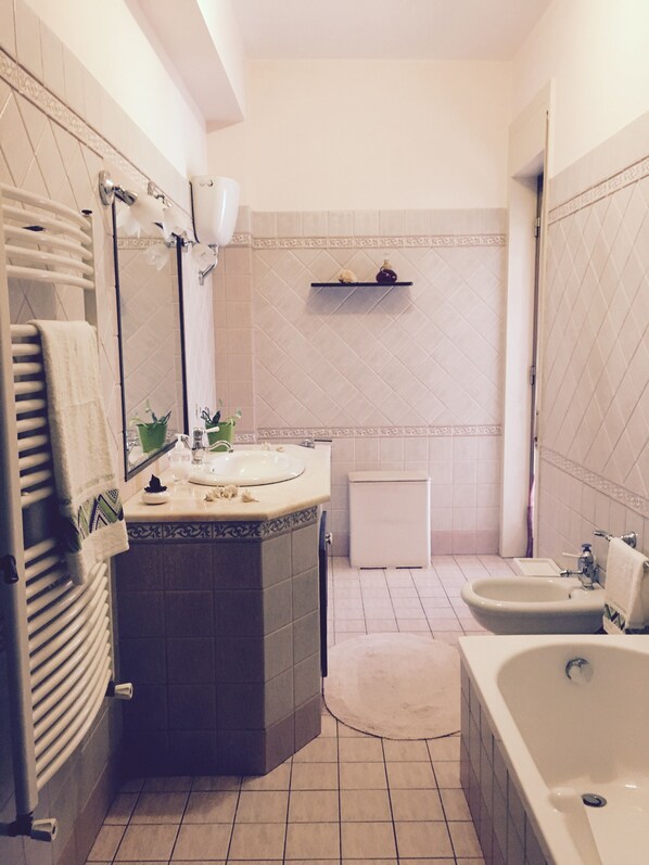 Duschwanne, Haartrockner, Bidet, Seife