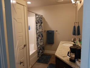 Bathroom - Beautiful home close to the Eugene Airport with easy access to downtown Eugene (Eugene)