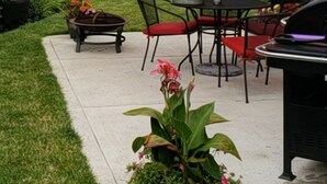 A patio with a red umbrella, a round table, and chairs. - Beautiful home close to the Eugene Airport with easy access to downtown Eugene (Eugene)