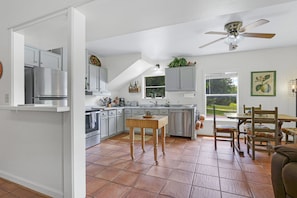 Fridge, microwave, oven, stovetop - Mi Rancho- 2 bed/2 bath-Hot tub, Fire pit, and Pinball machine! (Wimberley)