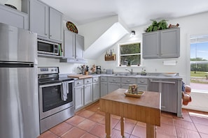 Fridge, microwave, oven, stovetop - Mi Rancho- 2 bed/2 bath-Hot tub, Fire pit, and Pinball machine! (Wimberley)