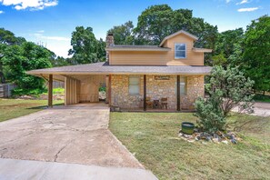 The front of the home. - Mi Rancho- 2 bed/2 bath-Hot tub, Fire pit, and Pinball machine! (Wimberley)