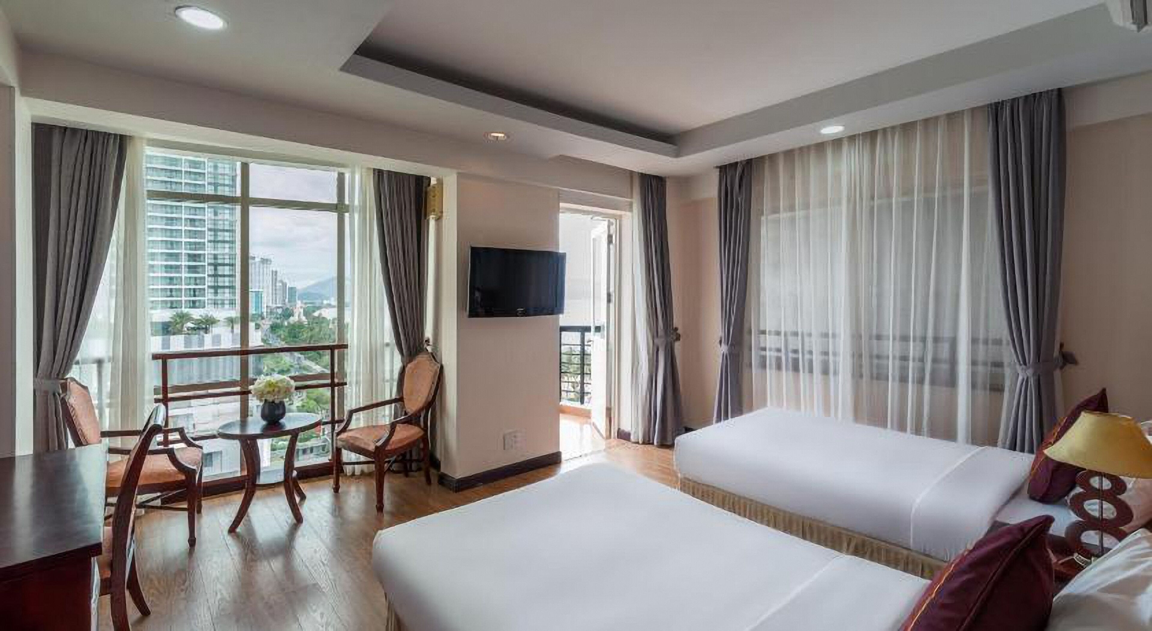 มินิบาร์ฟรีบางอย่าง, ตู้นิรภัยในห้องพัก, โต๊ะทำงาน