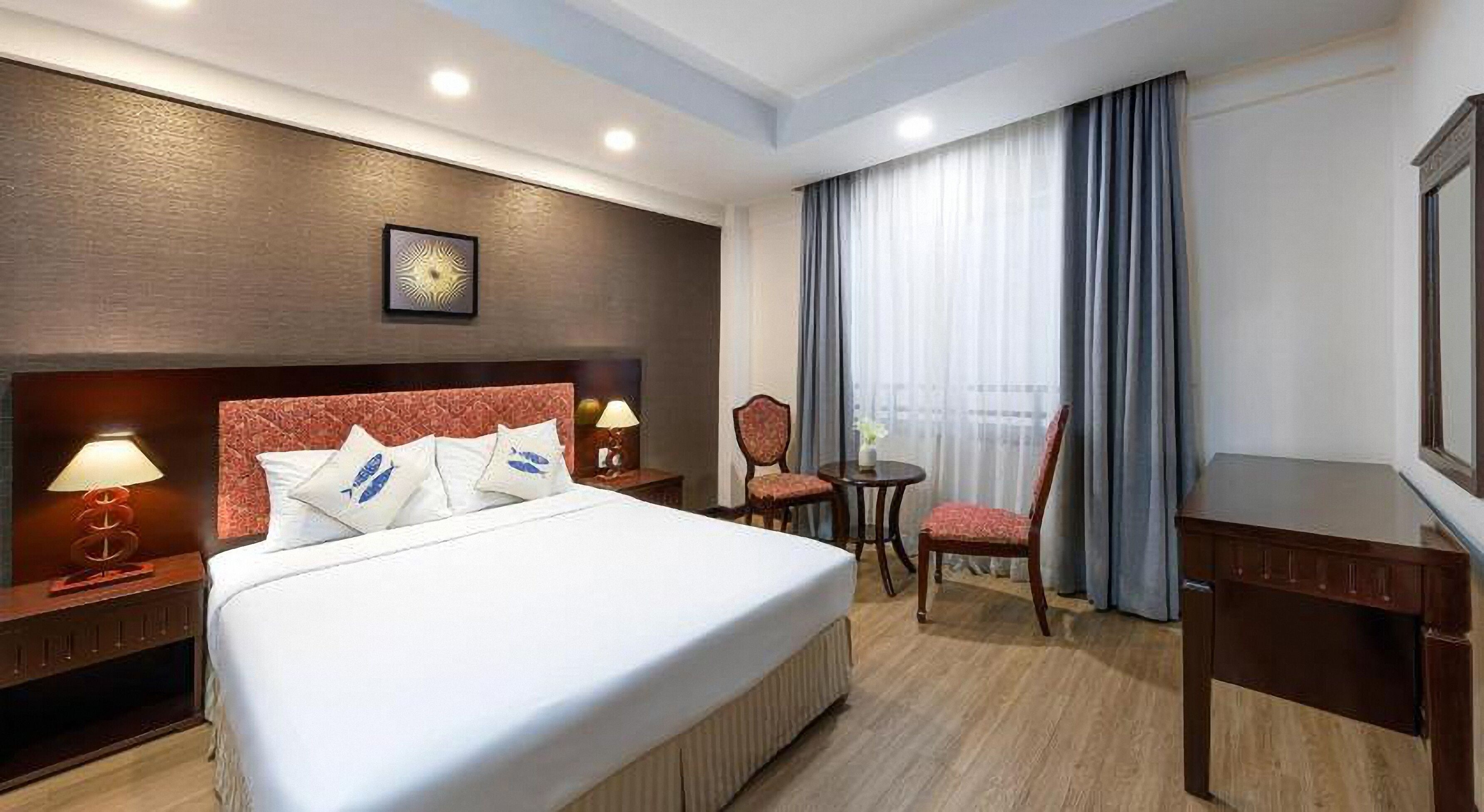 มินิบาร์ฟรีบางอย่าง, ตู้นิรภัยในห้องพัก, โต๊ะทำงาน