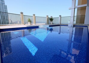 Piscine extérieure, chaises longues