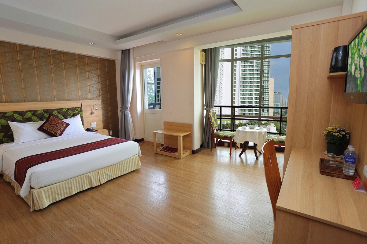Free minibar items, in-room safe, desk, laptop workspace