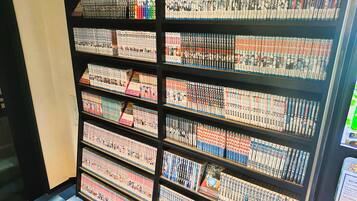 Eine Bücherwand voller Manga in einer Buchhandlung.