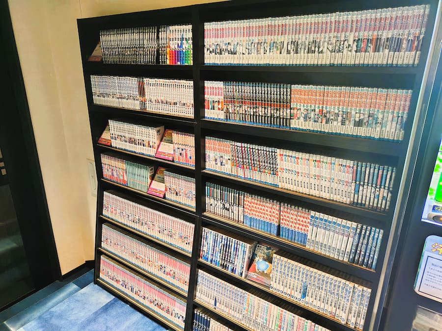 Eine Bücherwand voller Manga in einer Buchhandlung.