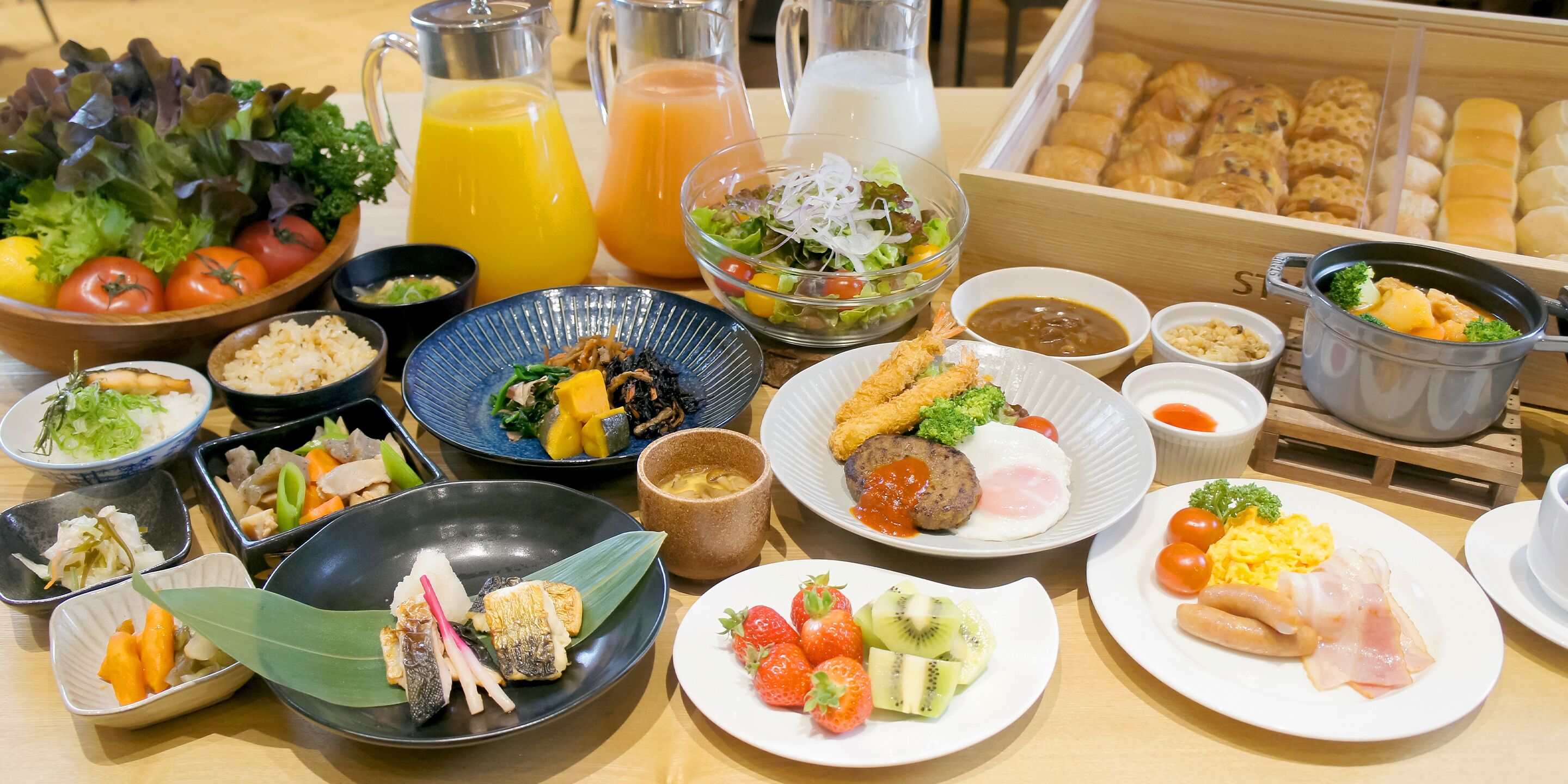 Daily buffet breakfast (JPY 2300 per person)