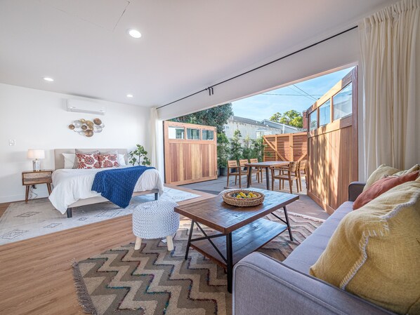 4 bedrooms, iron/ironing board, WiFi, bed sheets