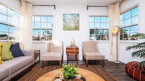 Smart TV, chimenea, libros, oficina