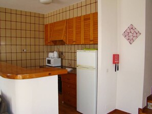Réfrigérateur, four, plaque de cuisson, cafetière/bouilloire