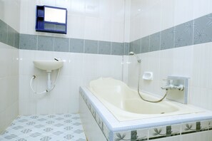 Suite Deluks | Kamar mandi | Shower dan handuk