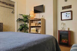2 bedrooms, desk, iron/ironing board, internet