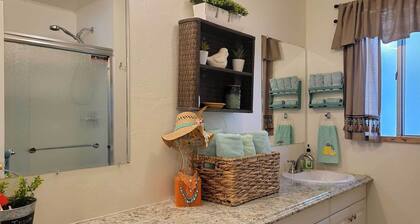 Quaint & Cozy Cottage: 3 Mi to Palisade Wineries!