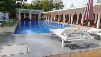 Una piscina al aire libre (de 10:00 a 21:00), tumbonas