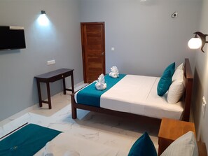 Desk, soundproofing, free WiFi, wheelchair access - MRD Beach Hotel (Trincomalee)