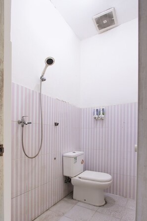 Economy Twin Room | Bathroom | Shower, towels - SPOT ON 2425 Salina Homestay Syariah (Sidoarjo)
